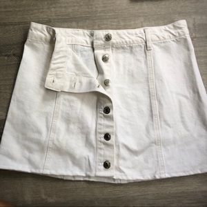 NEVER BEEN WORN, SUPER CUTE WHITE DENIM SKIRT